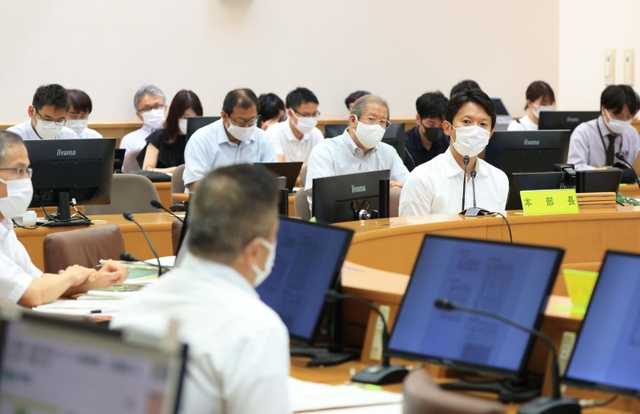 就任初日に新型コロナ対策の庁内連絡会議に出席した斎藤元彦知事＝１日午後、兵庫県災害対策センター（撮影・吉田敦史）