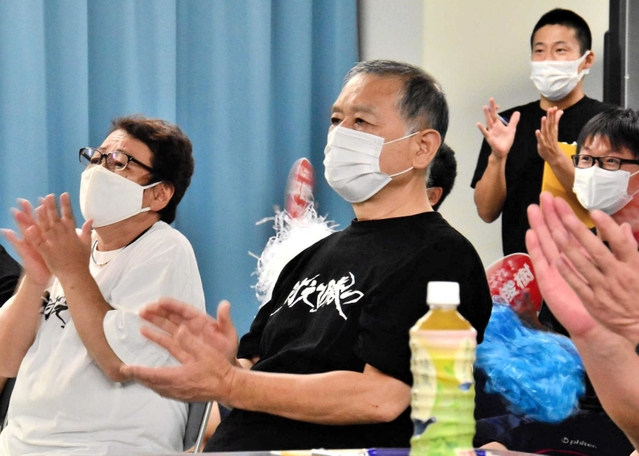 母校の三木東高校で山本俊樹の試技を見守る父英雄さん（前列右）と母芳江さん（同左）＝７月３１日夜、三木市別所町小林