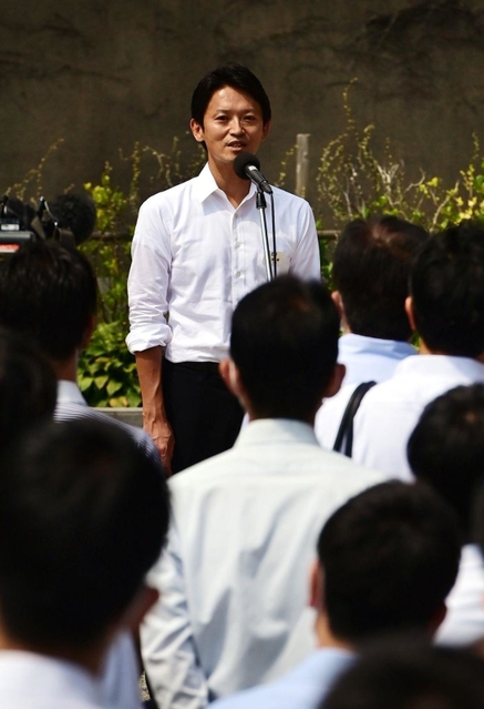 就任式で抱負を語る斎藤元彦県知事＝２日午前、神戸市中央区下山手通５、兵庫県庁（撮影・中西幸大）