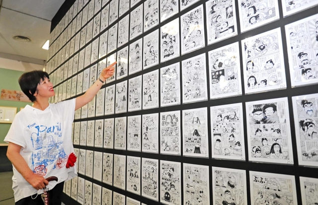 落第忍者乱太郎の全キャラクターの原画紹介コーナーに見入る尼子騒兵衛さん＝尼崎市昭和通２、尼崎市総合文化センター