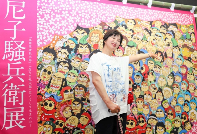 内覧会でファンへの感謝と創作への思いを語った尼子騒兵衛さん＝尼崎市昭和通２、尼崎市総合文化センター