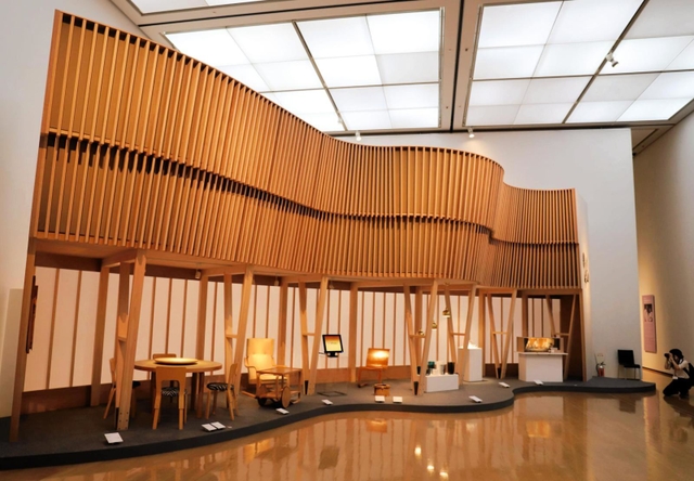 波打つような壁が印象的なニューヨーク万国博覧会フィンランド館の再現展示＝神戸市中央区脇浜海岸通１、兵庫県立美術館