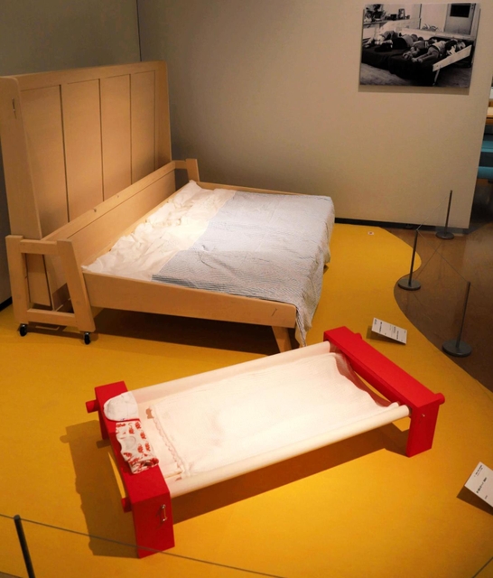 アイノ・アアルトは社会貢献への思いが強く、当時は珍しかった子ども向けの家具を数多く開発した。折りたためるベッドが並ぶ＝神戸市中央区脇浜海岸通１、兵庫県立美術館