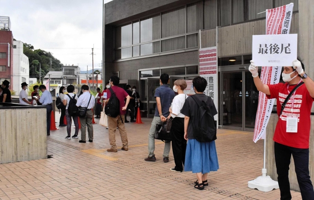 「豊岡演劇祭」で会場前に列をつくる来場者ら＝２０２０年９月、豊岡市立野町