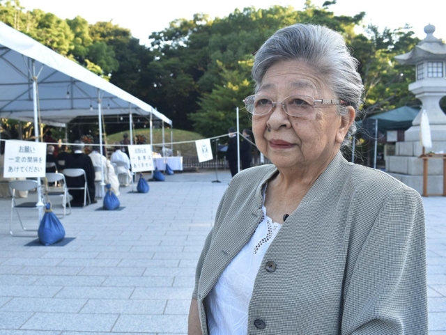 原爆供養塔を訪れた近藤紘子さん＝６日午前、広島市の平和記念公園