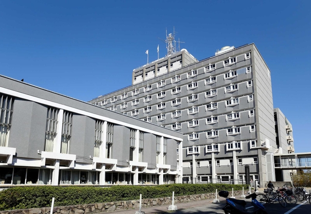 尼崎市役所＝尼崎市東七松町１