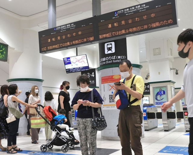 強風のため、運転見合わせとなったＪＲ神戸線＝９日午後２時２３分、ＪＲ三ノ宮駅（撮影・鈴木雅之）