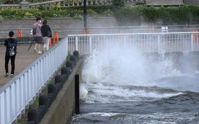 台風９号の影響で、神戸市内にも暴風・波浪警報が出され、波が打ち付ける岸壁＝９日午前１０時４０分、神戸市中央区波止場町（撮影・鈴木雅之）