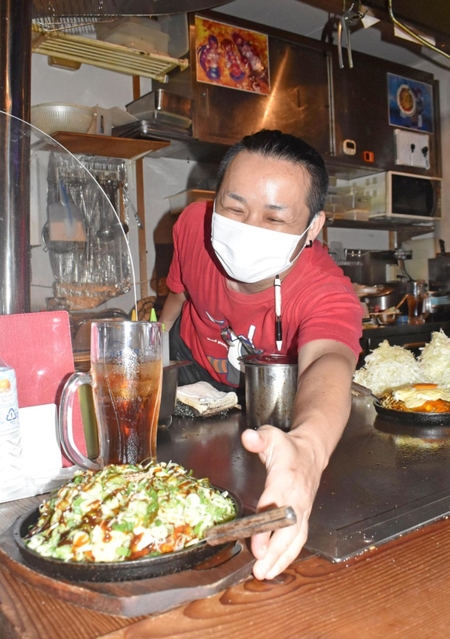 「お客さんとの一期一会を大切にしたい」と話す藤原良太さん＝広島市中区紙屋町