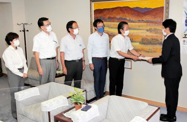 酒類提供禁止に対し、さらなる県独自支援を斎藤元彦知事（右端）に要望する県議会５会派の議員ら＝11日午後、兵庫県庁