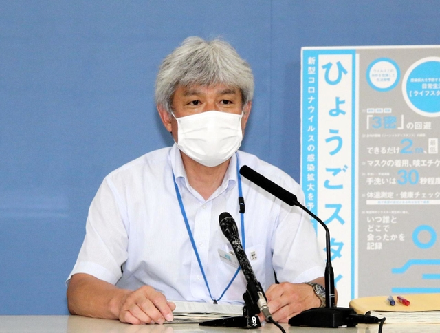 新型コロナウイルスの感染状況について発表する兵庫県感染症対策課の西下重樹課長＝１３日午後、兵庫県庁