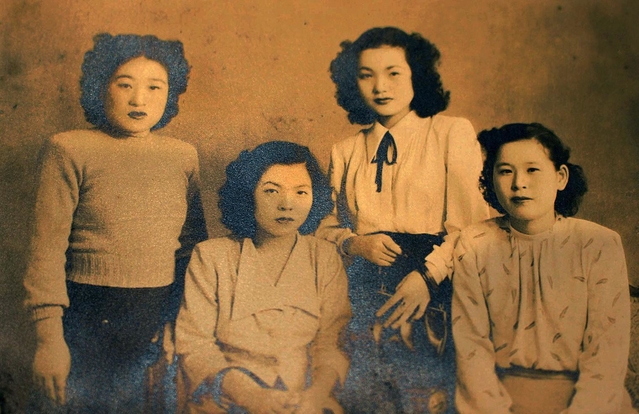 終戦後、電話交換手の仲間らと撮った写真（吉田さん提供）
