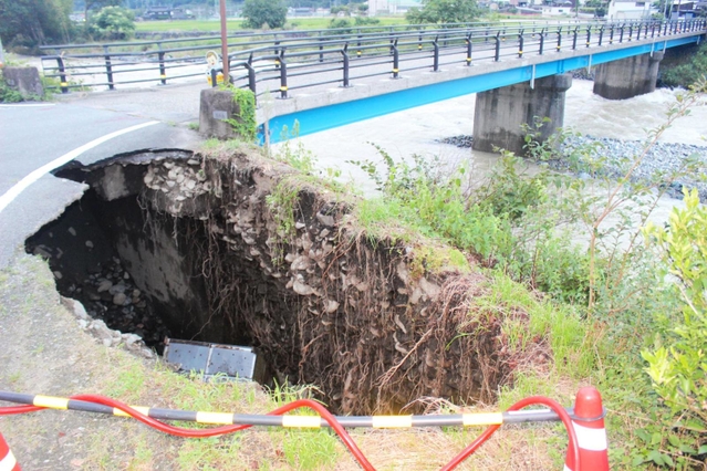 大きく陥没した道路＝１５日午後６時４７分、兵庫県宍粟市一宮町安積