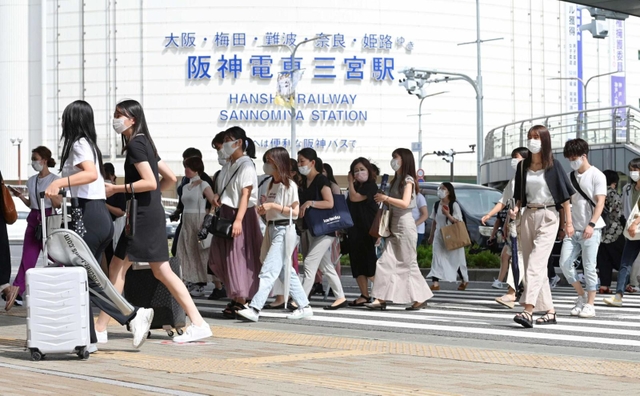 感染拡大が続く中、神戸・三宮周辺では、多くの若者や買い物客らが行き交った＝１６日午後、神戸市中央区（撮影・秋山亮太）