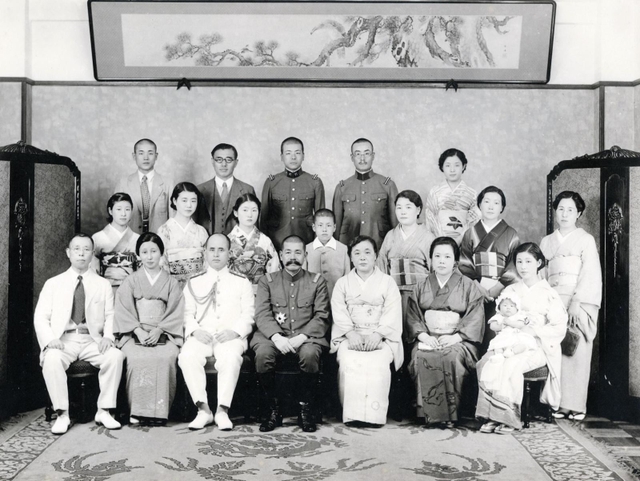 田中静壱（前列中央）の親族写真。前列の右端の乳児が孫の和田雅子さん。静壱の左の海軍軍人は義弟の西田政雄（たつの市立龍野歴史文化資料館提供）