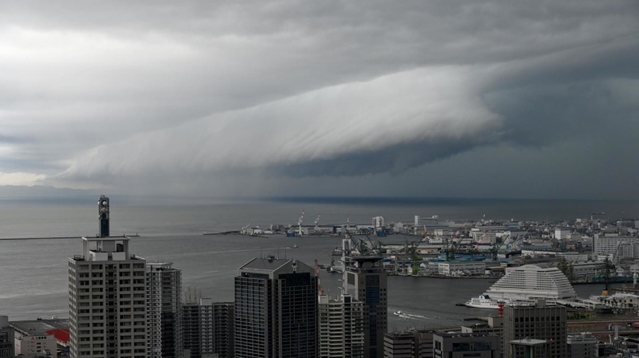 大阪湾上空に発生した「アーチ雲」（撮影・金居光由）
