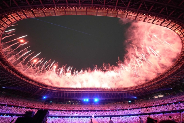 東京五輪の開会式で打ち上がる花火（代表撮影）