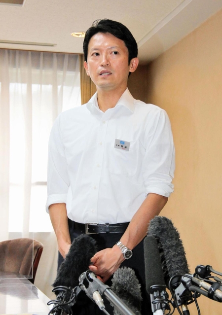 新型コロナウイルス対応について指示した新県政推進室の会合後、記者団の取材に応じる斎藤元彦知事＝１９日午後、兵庫県庁