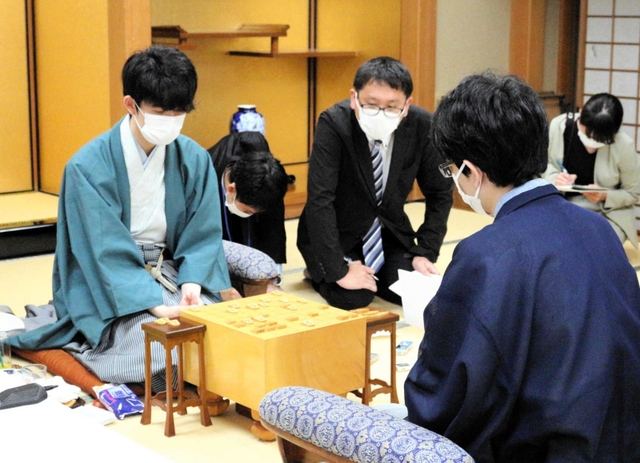 感想戦で戦いを振り返る藤井聡太王位（左）と豊島将之竜王＝１９日午後、大阪市福島区、関西将棋会館