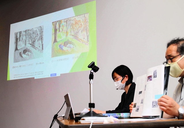 会見では、松方コレクションの「ガラス乾板」と比較して同一作品である可能性が高いことが示された＝２４日午後、姫路市立美術館（撮影・大山伸一郎）