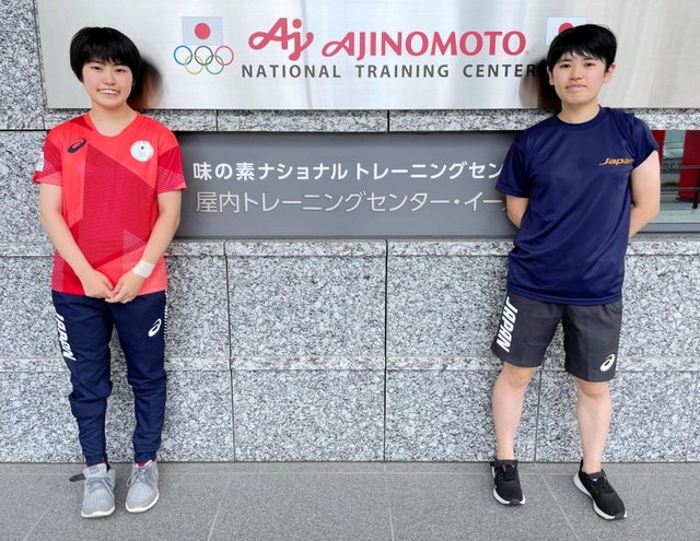 卓球女子の東京パラリンピック代表、友野有理（左）の直前合宿にも帯同した姉稜子さん＝９日、東京都内（稜子さん提供）