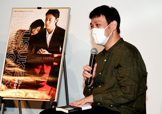 久しぶりに来神し、かつてロケを行った「ＪＲ三ノ宮駅前の変わりように驚いた」と話す浜口竜介監督＝神戸市中央区元町通４（撮影・坂井萌香）