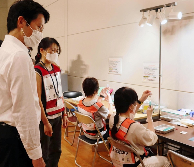 兵庫県立大のワクチン接種会場を視察する斎藤元彦県知事（左）＝２８日午前、神戸市西区学園西町８