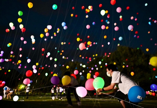 神戸新聞next 総合 七色の風船ゆらゆら 夜空に幻想的な光景 明るい未来願う 丹波