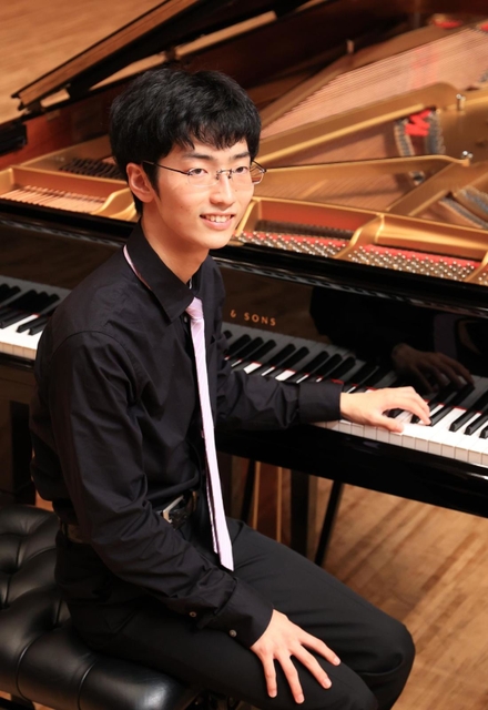 松方ホール音楽賞のピアノ部門で奨励賞に選ばれた沢田蒼梧さん＝神戸新聞松方ホール（撮影・吉田敦史）