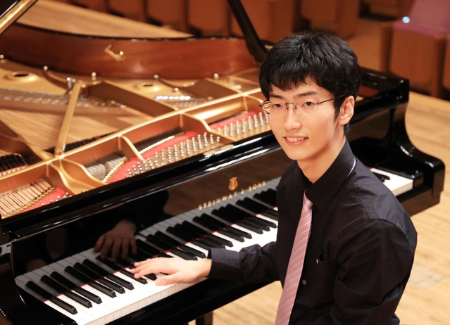 「音楽でも患者を癒やせる医師になりたい」と話す沢田蒼梧さん＝神戸市中央区、神戸新聞松方ホール（撮影・吉田敦史）