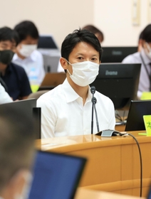 就任初日に新型コロナ対策の庁内連絡会議に出席した斎藤元彦知事＝１日午後、兵庫県災害対策センター（撮影・吉田敦史）
