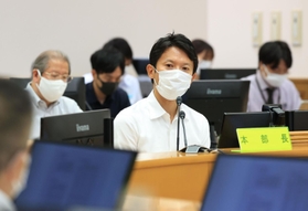 就任初日に新型コロナ対策の庁内連絡会議に出席した斎藤元彦知事＝１日午後、兵庫県災害対策センター（撮影・吉田敦史）
