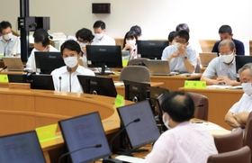 就任初日に新型コロナ対策の庁内連絡会議に出席した斎藤元彦知事＝１日午後、兵庫県災害対策センター（撮影・吉田敦史）