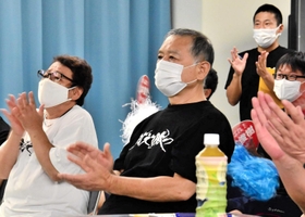 母校の三木東高校で山本俊樹の試技を見守る父英雄さん（前列右）と母芳江さん（同左）＝７月３１日夜、三木市別所町小林