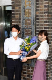 職員から就任祝いの花束を受け取る斎藤元彦知事＝２日午前、兵庫県庁（撮影・中西幸大）