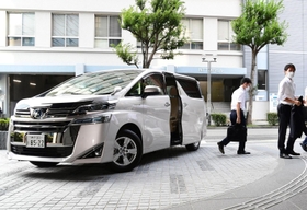 知事公用車に乗らず、職員用公用車のワンボックス車で移動する兵庫県の斎藤元彦知事（右）＝２日午後、神戸市中央区東川崎町１、サンテレビジョン（撮影・坂井萌香）
