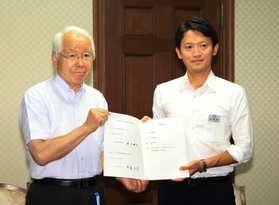 事務引継書に署名した井戸敏三・前知事（左）と斎藤元彦知事＝２日午前、県公館（撮影・鈴木雅之）