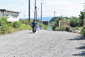 県道長坂垂水線の未舗装部分。神戸市は車両の通り抜けをできなくする方針を示した＝神戸市西区伊川谷町長坂