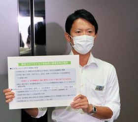 医療体制について説明する兵庫県の斎藤元彦知事＝４日午後、兵庫県庁