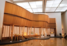 波打つような壁が印象的なニューヨーク万国博覧会フィンランド館の再現展示＝神戸市中央区脇浜海岸通１、兵庫県立美術館