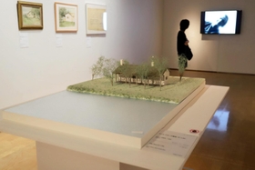アイノ・アアルトが設計した湖岸の夏の家「ヴィラ・フローラ」の模型などが並ぶ会場。家族の団らんを紹介する動画も上映する＝神戸市中央区脇浜海岸通１、兵庫県立美術館