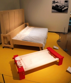 アイノ・アアルトは社会貢献への思いが強く、当時は珍しかった子ども向けの家具を数多く開発した。折りたためるベッドが並ぶ＝神戸市中央区脇浜海岸通１、兵庫県立美術館