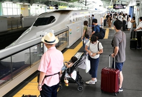 お盆の帰省シーズンを迎え、新幹線の到着を待つ人たち＝７日午前、神戸市中央区加納町１、ＪＲ新神戸駅（撮影・坂井萌香）