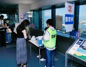 神戸市役所１号館２４階に開設されたワクチン集団接種会場で、展望ロビーに設けられた受付場所＝中央区加納町６