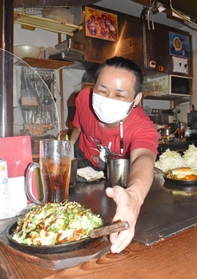 「お客さんとの一期一会を大切にしたい」と話す藤原良太さん＝広島市中区紙屋町