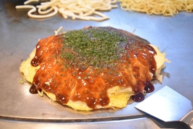 最もスタンダードなへんくつやのメニュー「そば肉玉入り」＝広島市中区新天地