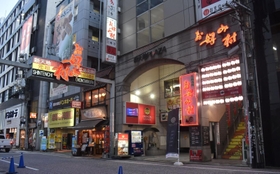 現在は２～４階に２３店舗が入るお好み村。１９９２年に高層ビルへ生まれ変わった＝広島市中区新天地