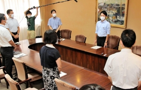 新県政推進室の初会合で訓示する斎藤元彦知事（右から２人目）＝１１日午前、兵庫県庁