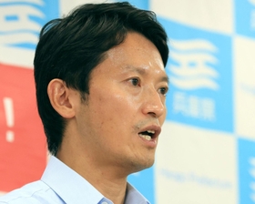 まん延防止等重点措置の措置区域を兵庫県内３６市町に拡大すると発表した斎藤元彦知事＝１２日午後、兵庫県庁（撮影・吉田敦史）