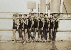 日の丸のユニホーム姿で仲間と写真に納まる土井修爾選手（右端、佐々木叔子さん提供）